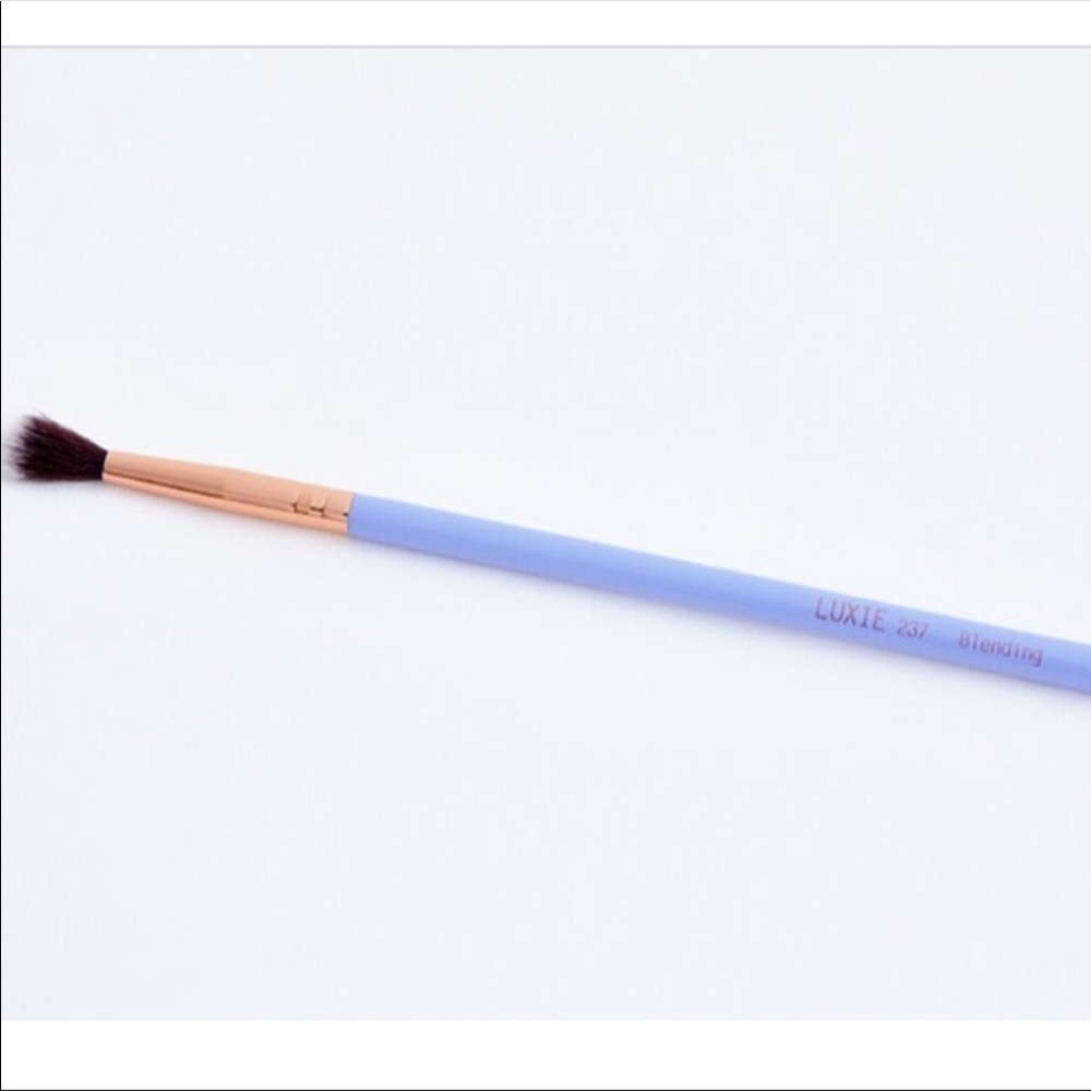 Luxie beauty periwinkle blending brush 237